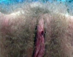 Jeune blondinette à la grosse touffe joyeuse