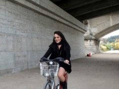 C’est en vélib’ qu’on emmène Audrey découvrir un coin voyeur à Lyon !