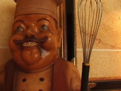 Une belle brune à la bouche gourmande se tape le chef cuistot!
