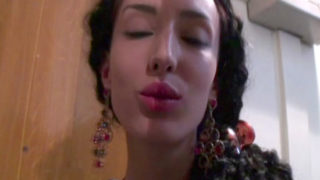 Le beau cul d’une brune aux cheveux ondulés pris d’assaut