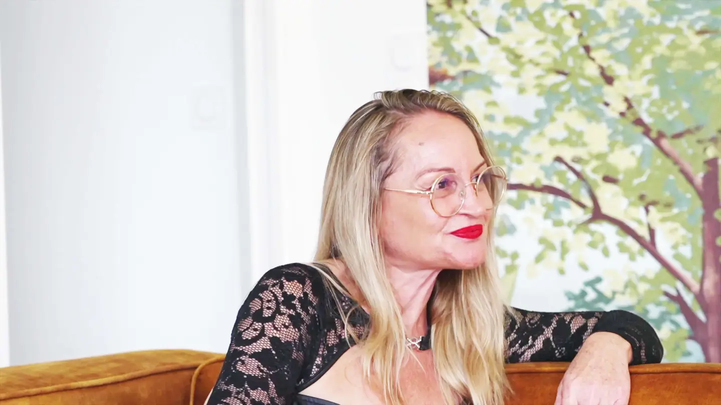 Découvrez les fantasmes débridés de Sonia, une cougar avide de sexe torride qui se lance dans le X à… (Jacquie et Michel)