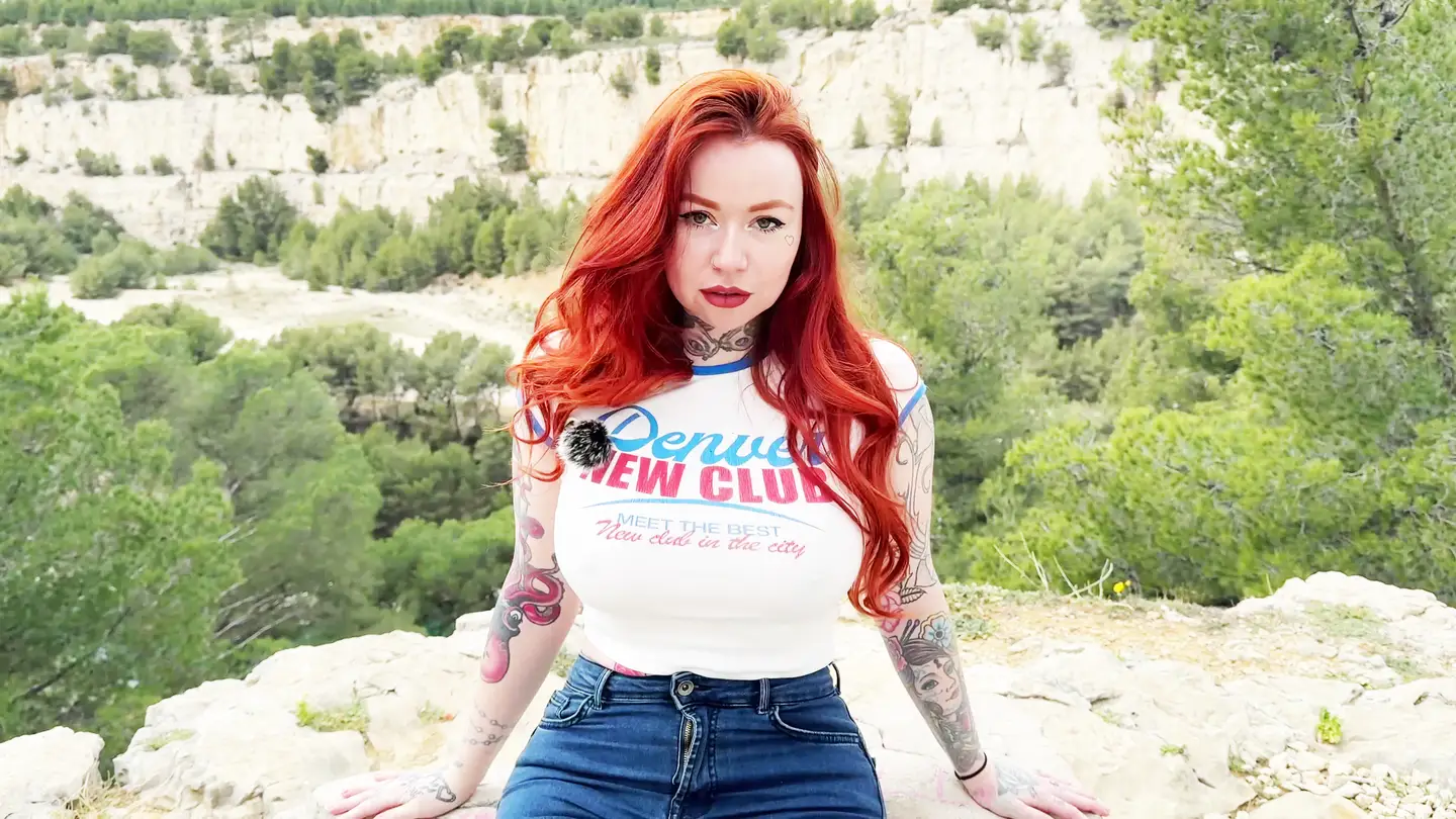 Viens mater Chloé, la coquine de Versailles aux courbes divines et à l&rsquo;appétit vorace. Prête à tout … (Jacquie et Michel)