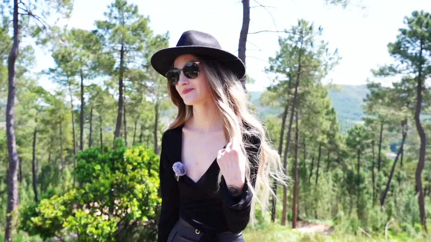 La déesse de la lingerie parisienne s&rsquo;éclate au Sud en quête d&rsquo;orgasmes. Un spectacle torride à ne p… (Jacquie et Michel)