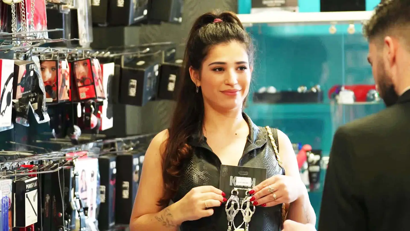 Vanessa, avocate nymphomane se livre à la luxure et au voyeurisme avec Bastien devant notre caméra ! (Jacquie et Michel)