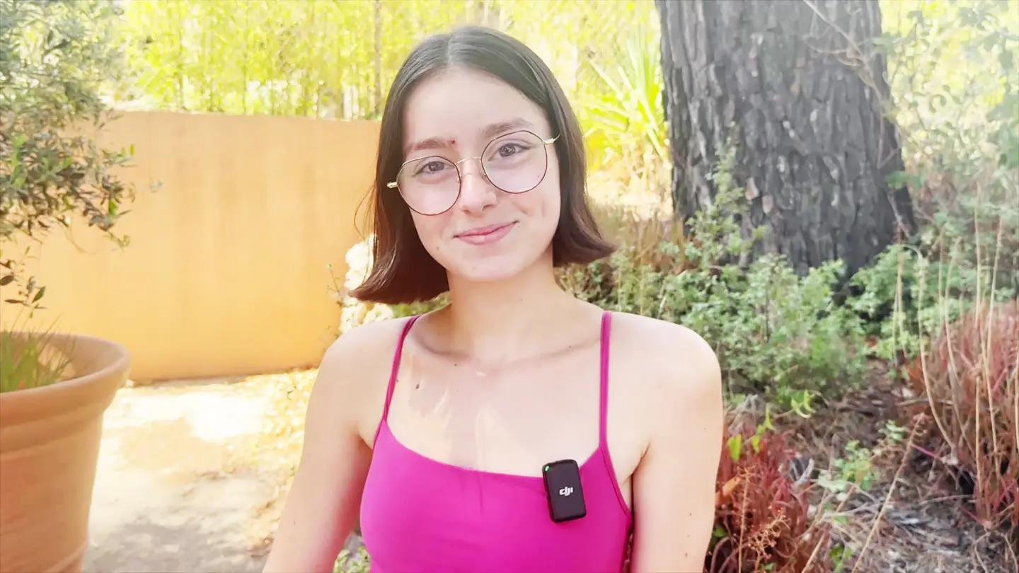 Nymphette en chaleur : Pénélope, 19 ans et prête à tout devant l&rsquo;objectif de son partenaire sexy ! (Jacquie et Michel)