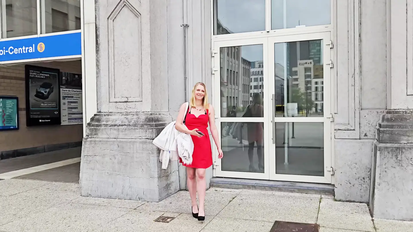 Lola, maman cochonne de la gare de Charleroi, assouvit son désir avec un inconnu et son jouet préfér… (Jacquie et Michel)