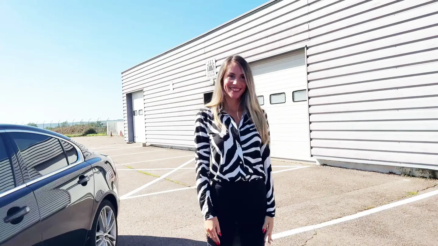 Fellation à 300 km/h : Polly Gardel s&rsquo;envole sur la piste et sur un expert du bitume avant un rdv to… (Jacquie et Michel)