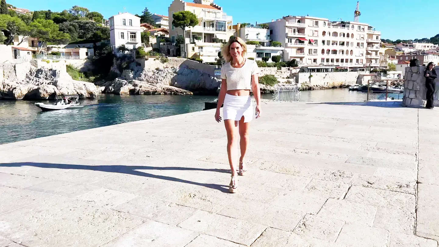 La voluptueuse Kléo et son amant exhibent leur passion débridée en direct de Montpellier ! (Jacquie et Michel)