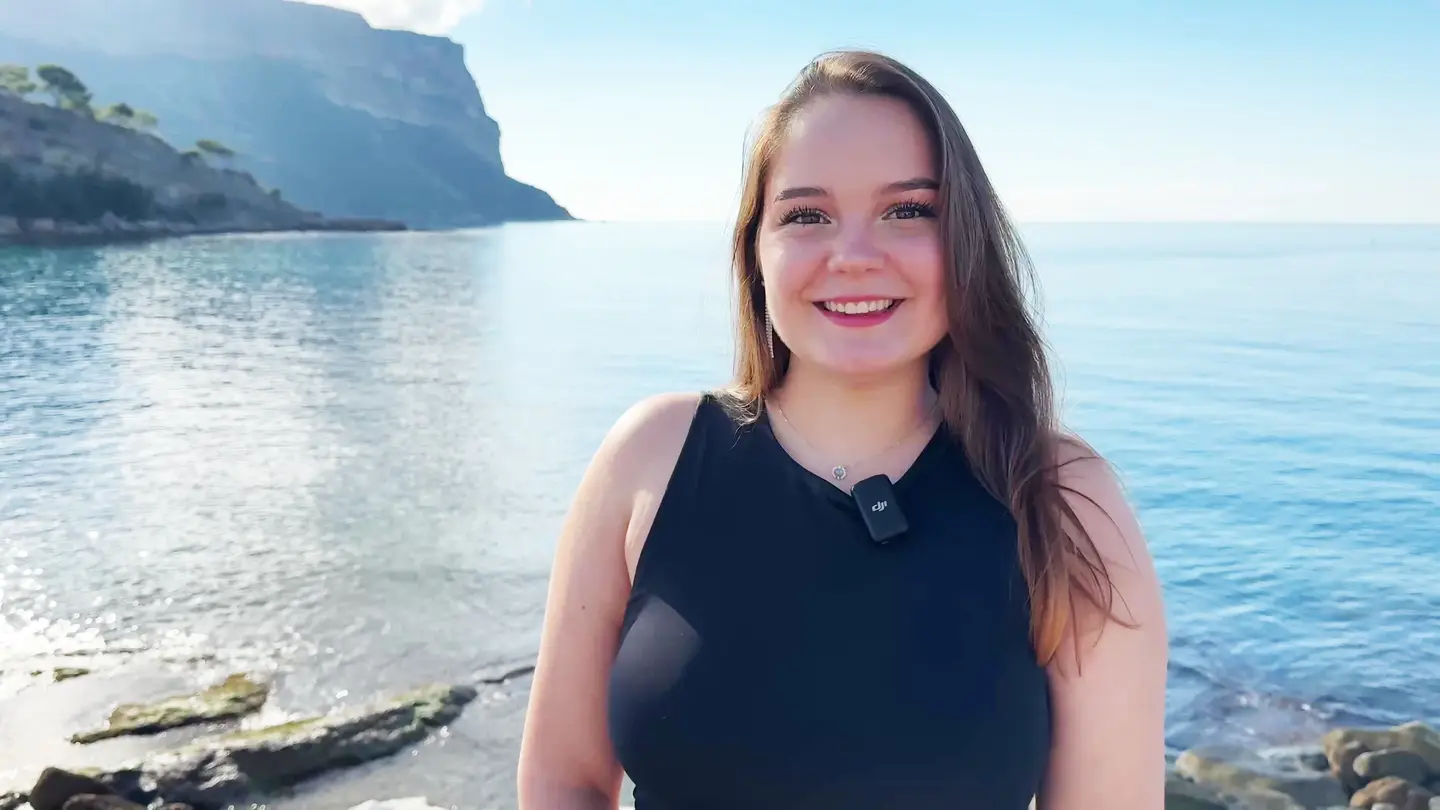 Parisienne en chaleur, Lily la nympho de 23 ans se lance dans le X ! Ses charmes ensorcelants et son… (Jacquie et Michel)