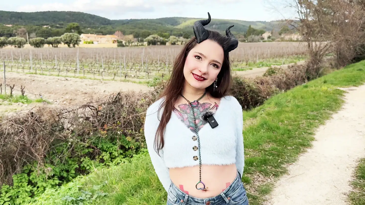 Donuts a dans le ventre Viens goûter à la nymphomane Mamie Donuts, désirs torrides et stylés de Lill… (Jacquie et Michel)