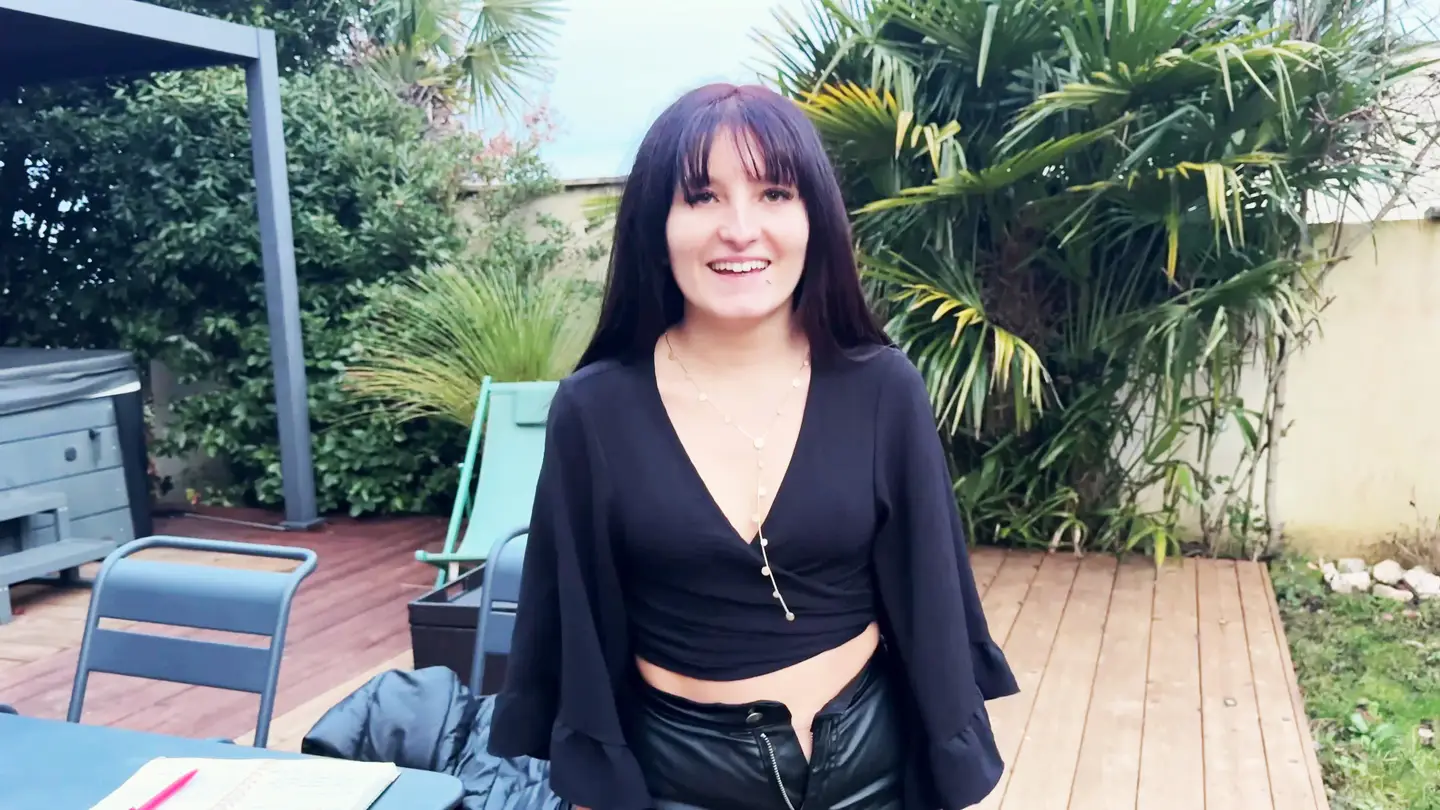 La libertine Kyna Glam, maîtresse de la scène ardente, déchaîne l&rsquo;érotisme lors d&rsquo;un casting sensuel… (Jacquie et Michel)