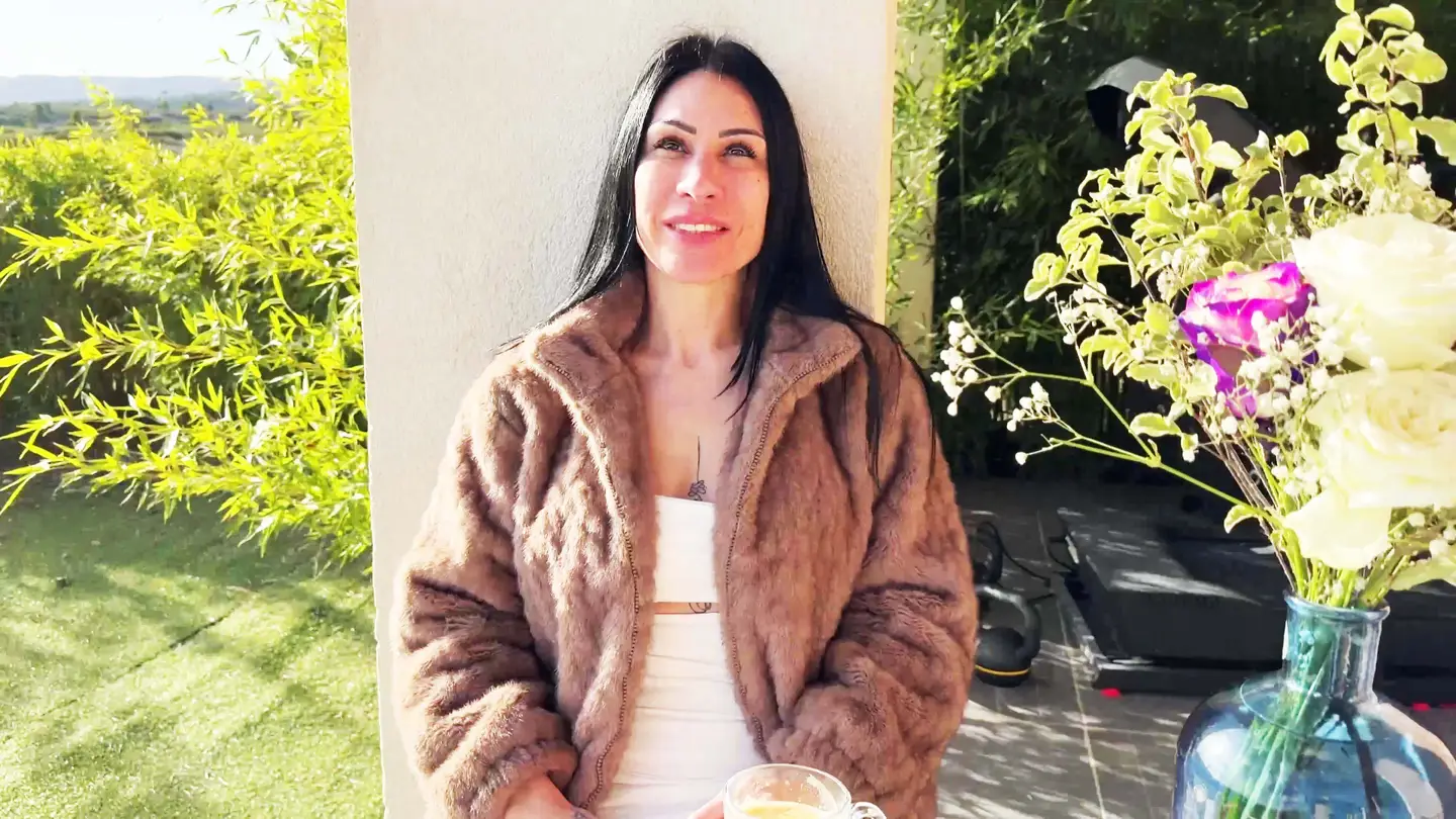 Venez goûter aux délices de Ludivine, beauté provocante et experte en massages érotiques. (Jacquie et Michel)