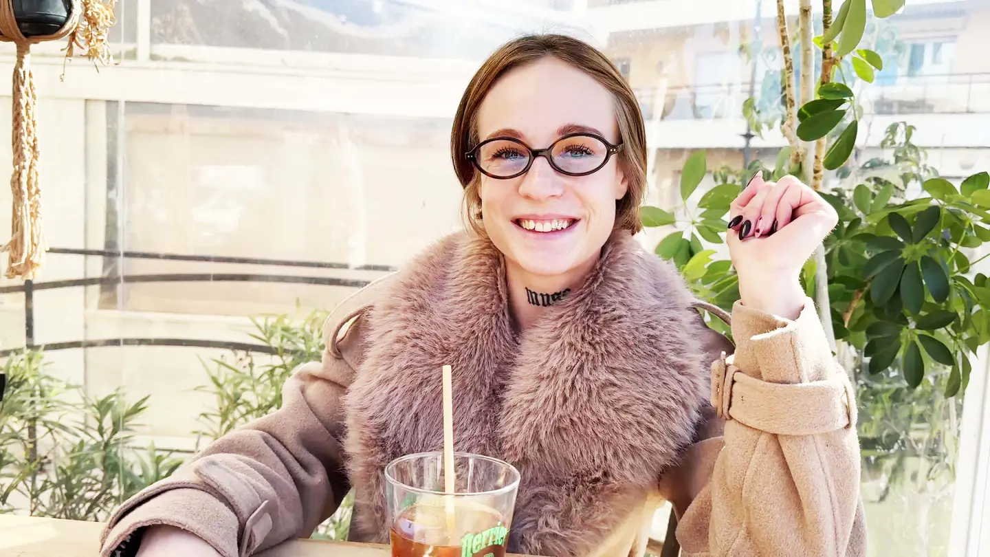 Alma de Bordeaux, vétérinaire sexy déchaînée dans le monde du X à Marseille avec son corps divin et … (Jacquie et Michel)