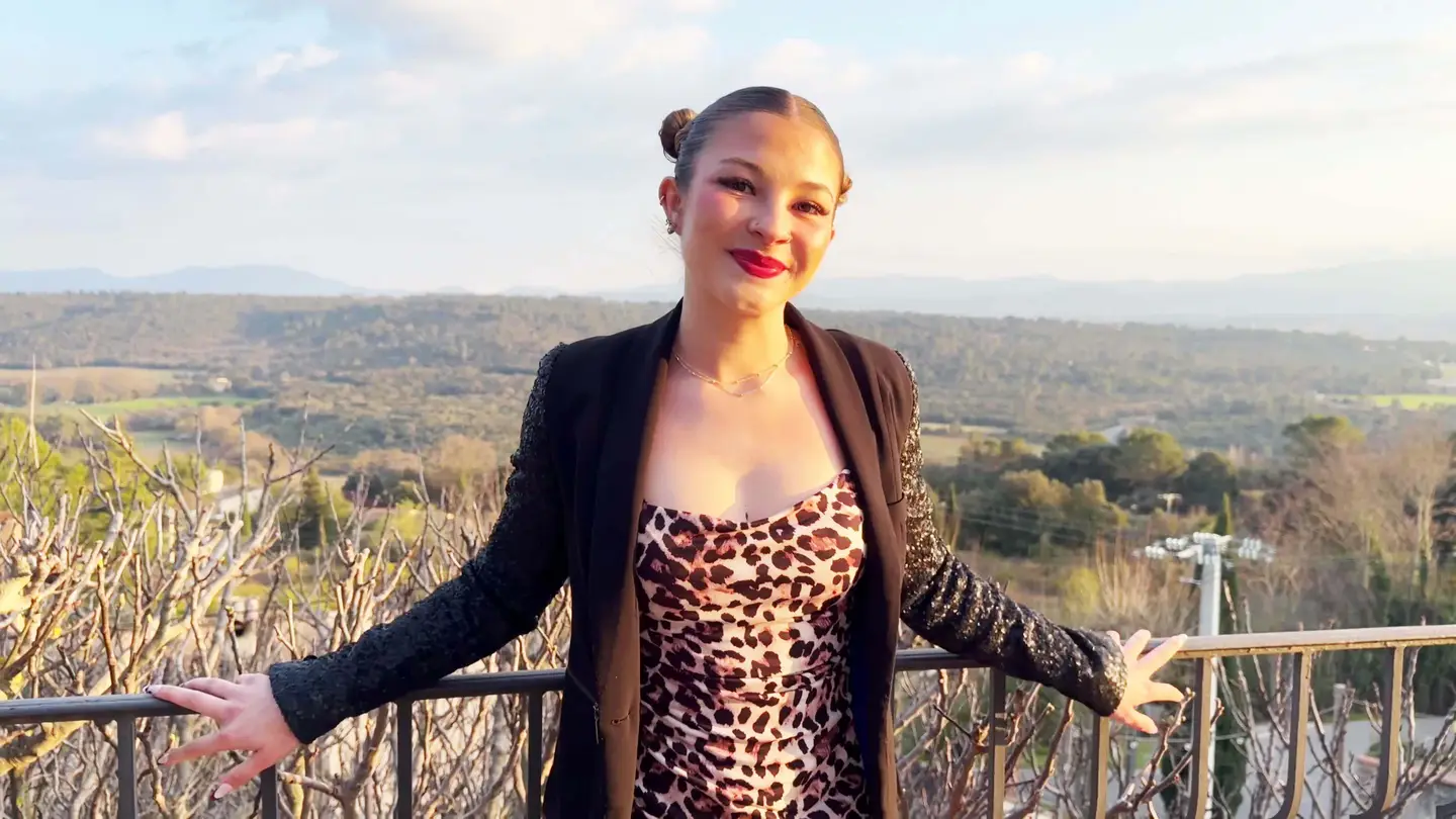 Découvre la brûlante Steffy et ses désirs interdits, ange sulfureux du X à 18 ans ! (Jacquie et Michel)