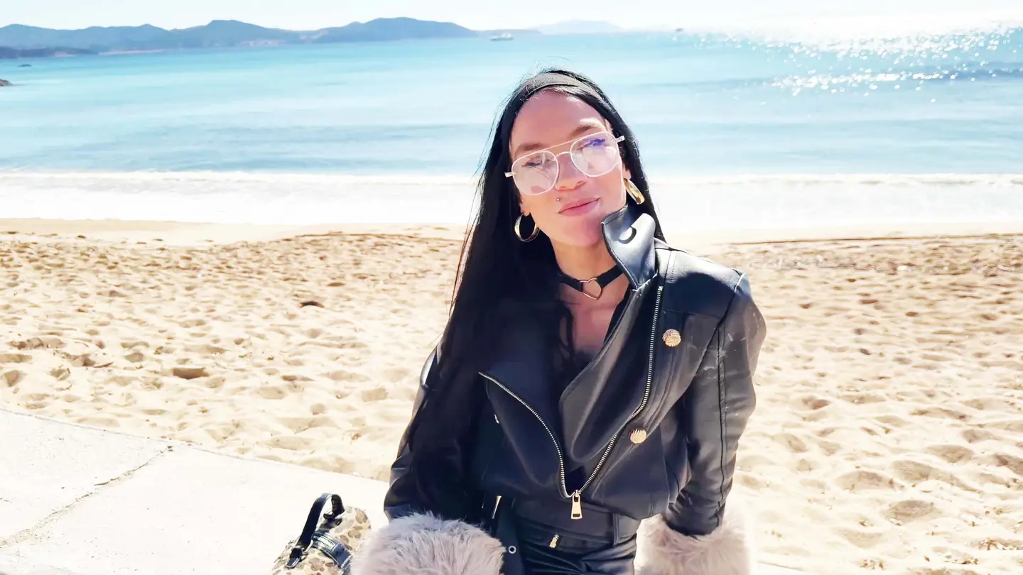 Viens tenter l&rsquo;expérience avec Marina, la lyonnaise sans tabou qui assouvira tous tes désirs devant … (Jacquie et Michel)