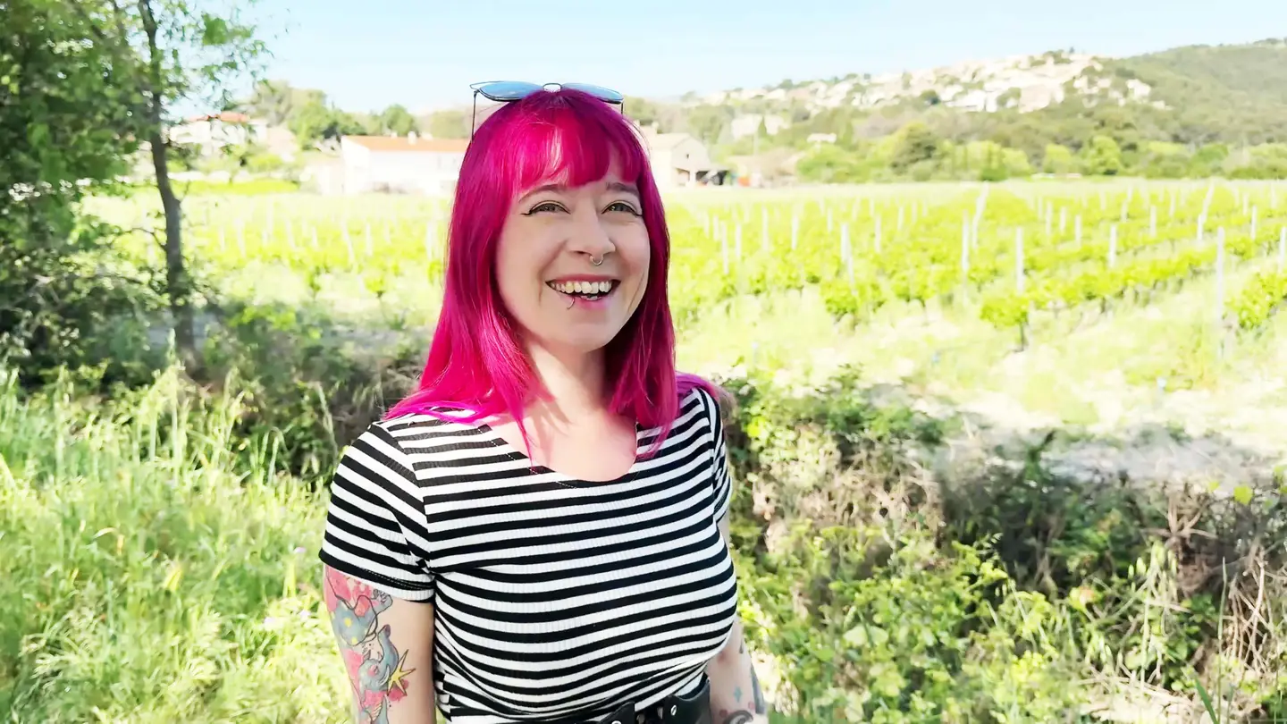 Découvre la sulfureuse Bulma dans les vignes de Provence : un corps tentateur, une appétit insatiabl… (Jacquie et Michel)