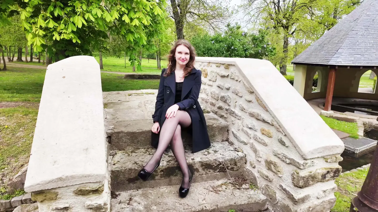 Lyna Jade, la reine dominatrice aux yeux bleus hypnotisants, t&rsquo;invite à une expérience torride devan… (Jacquie et Michel)