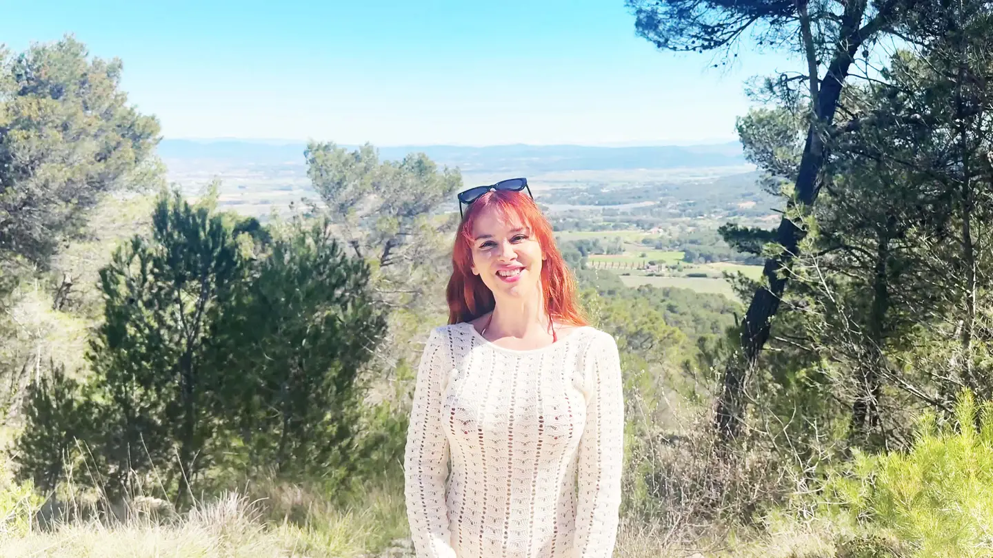 Norah, la déesse des garrigues, découvre l&rsquo;extase avec Emmanuel lors d&rsquo;une randonnée très coquine. (Jacquie et Michel)