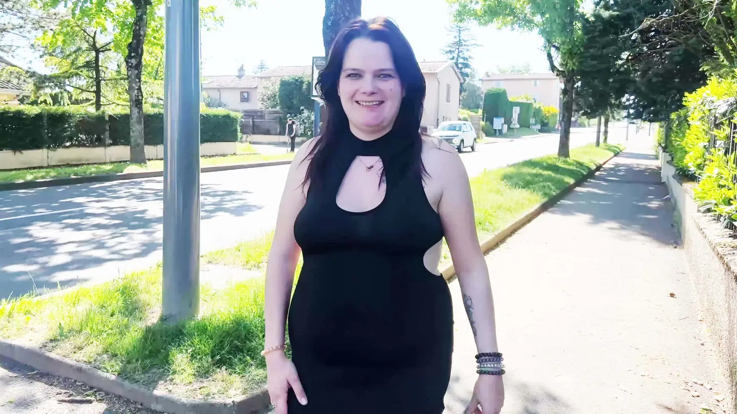 Aurélie, bombe sexuelle lyonnaise : ses courbes affolantes et son goût pour le sexe devant la caméra… (Jacquie et Michel)