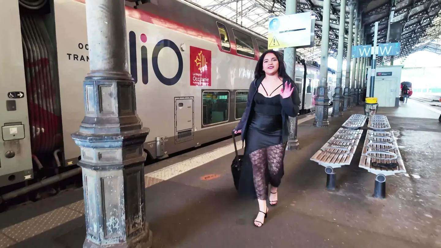 La déesse du plaisir Layali, une jeune nymphomane de Paris en quête d&rsquo;aventures torrides à Toulouse. (Jacquie et Michel)