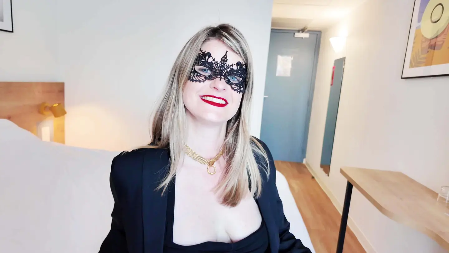 La délicieuse Alice, directrice le jour et chienne affamée la nuit, vous attend pour des expériences… (Jacquie et Michel)