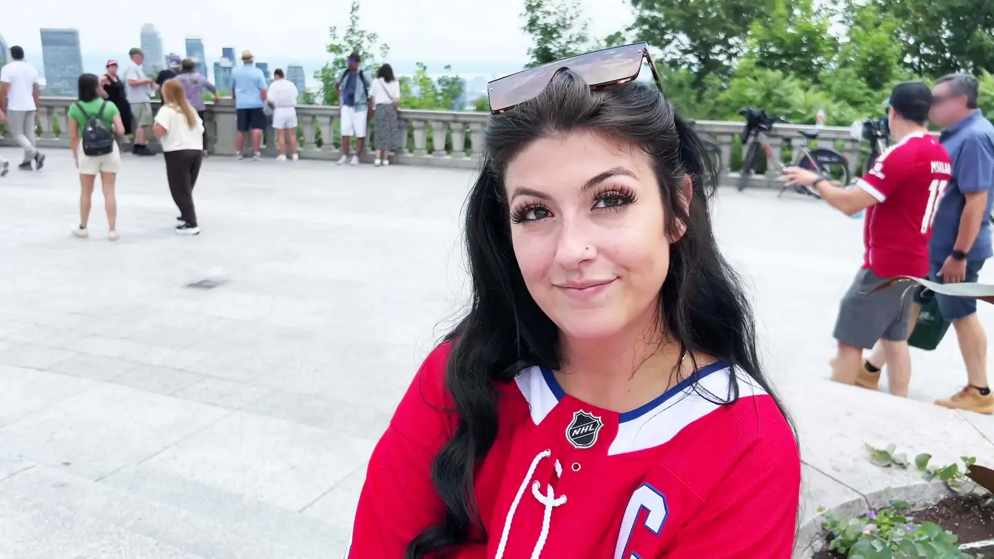 La beauté dévergondée du Mont Royal : Mia, fan des Canadiens de Montréal et sans sous-vêtements sous… (Jacquie et Michel)